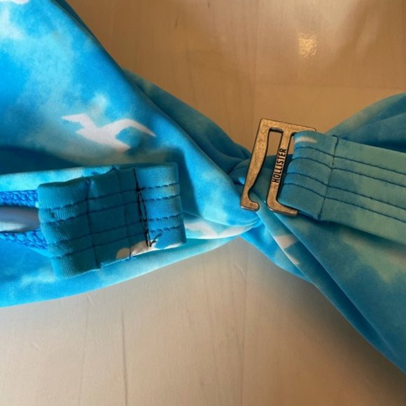 Reposh - Beautiful blue and white Hollister bikini top (small) - Picture 2 of 6